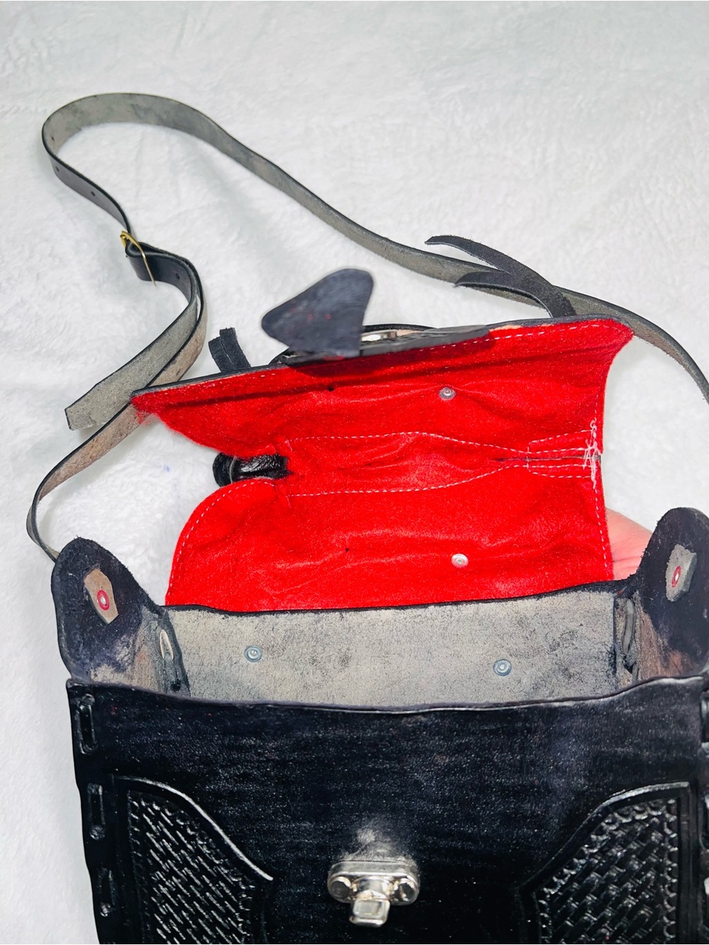 Handcrafted Black Leather Saddle-Shaped Crossbody Bag - Picture 11 of 11